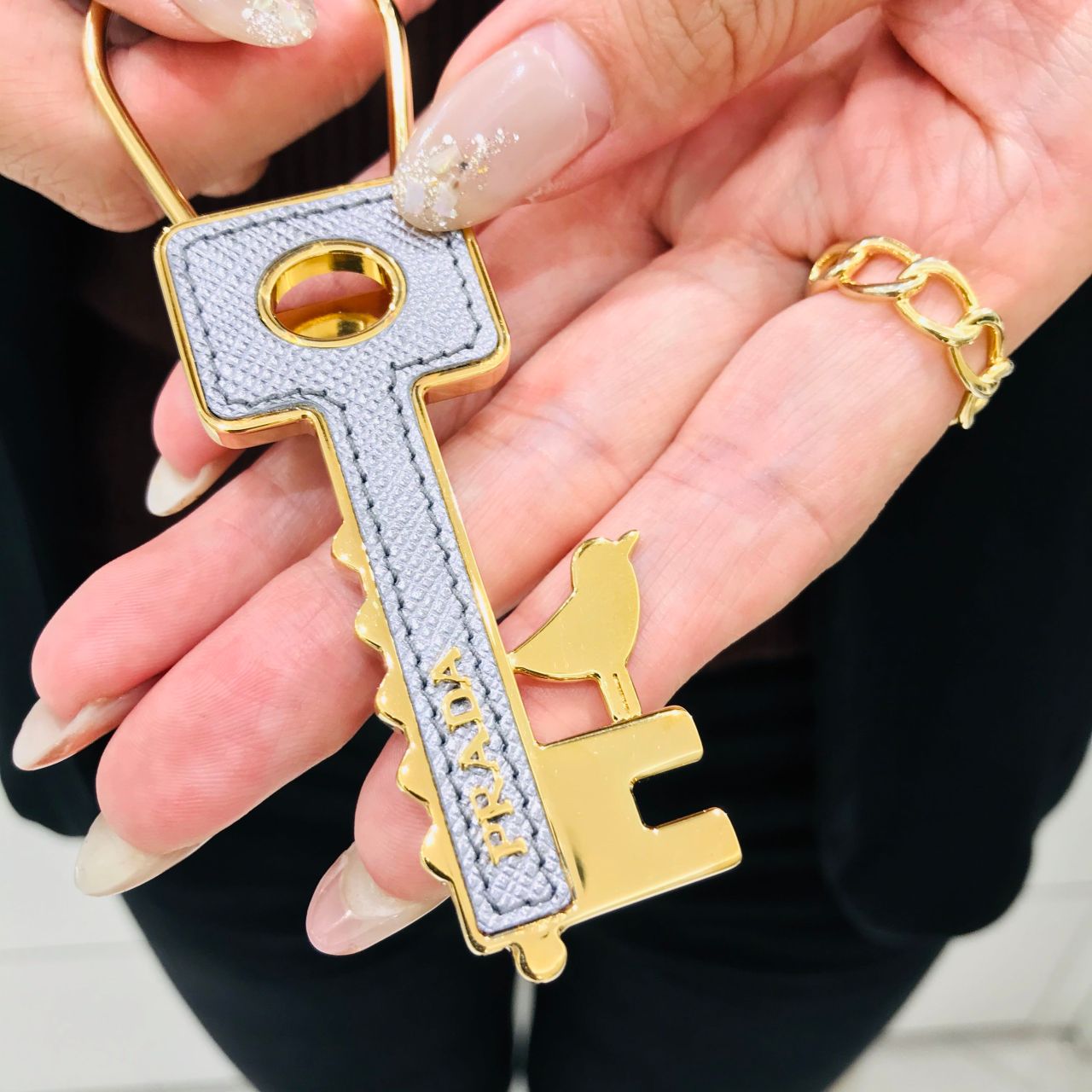 とっても可愛いPRADAのキーリング | マークイズ静岡店 | フィット