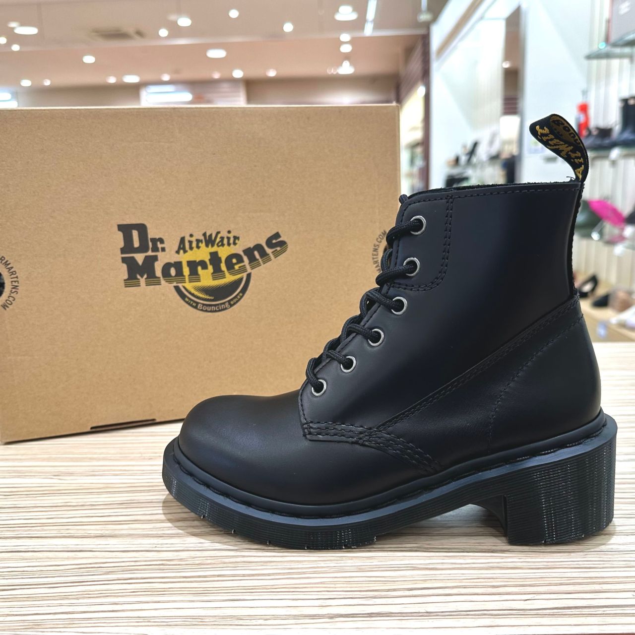 ブラックステッチのDr.Martens入荷しました | りんくうシークル店