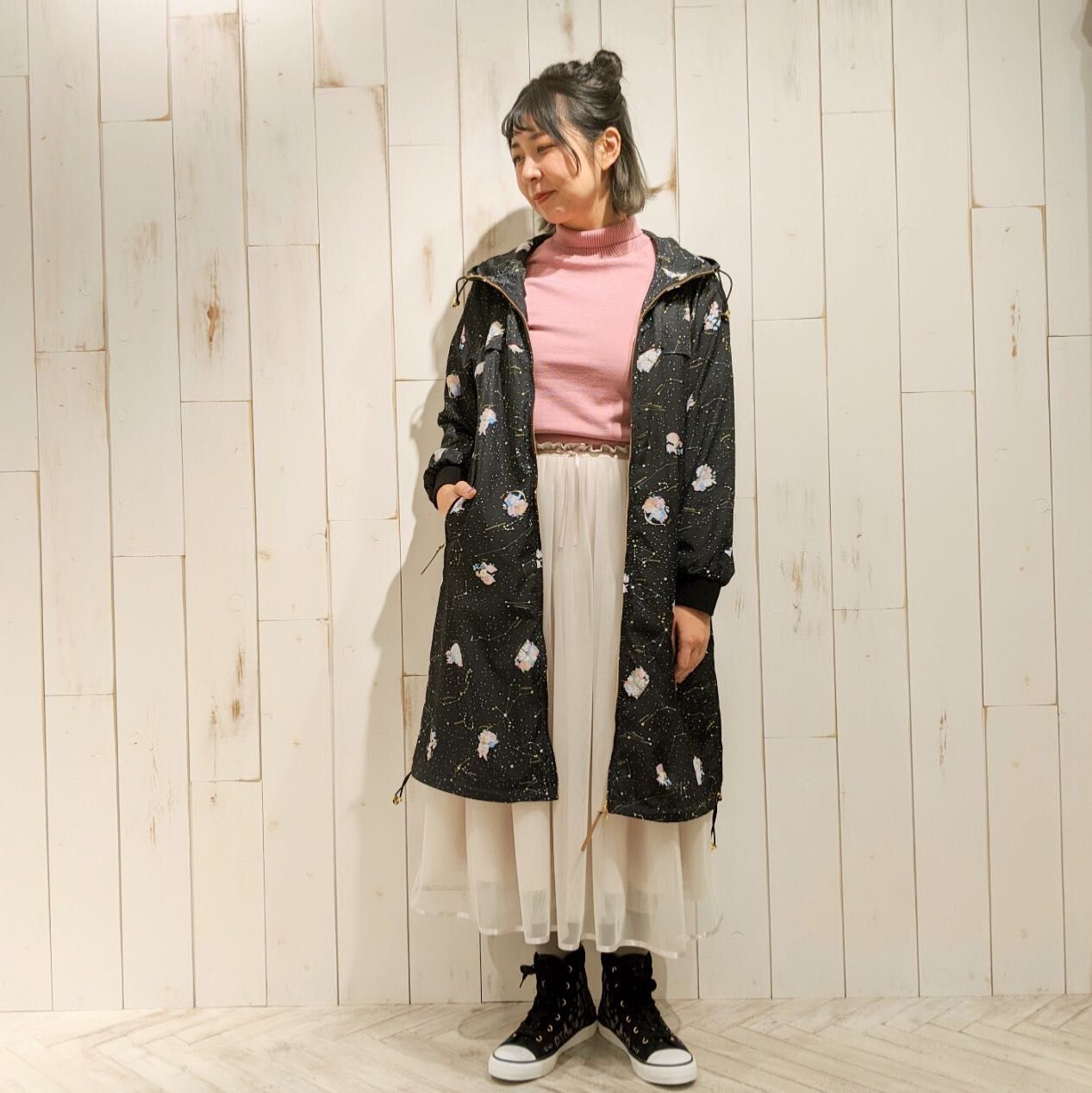 マウンテンパーカー×スカートで作る大人のテイストミックス