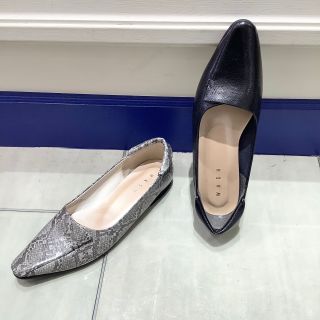 人気フラットシューズの新色入荷
