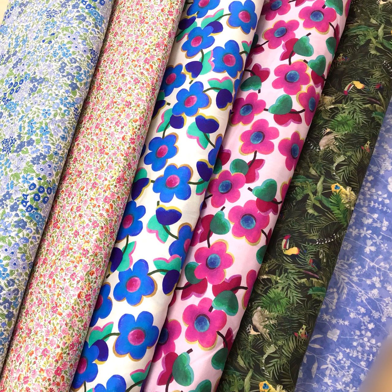 自由区リバティ「ケイティズ」オパールプリントストール リバティプリント リバティ・ファブリックス Harriet\u0027s Pansy ラセンビィ・コットン 50cm単位｜リバティ 生地 切売り 切り売り 布  布地 Liberty