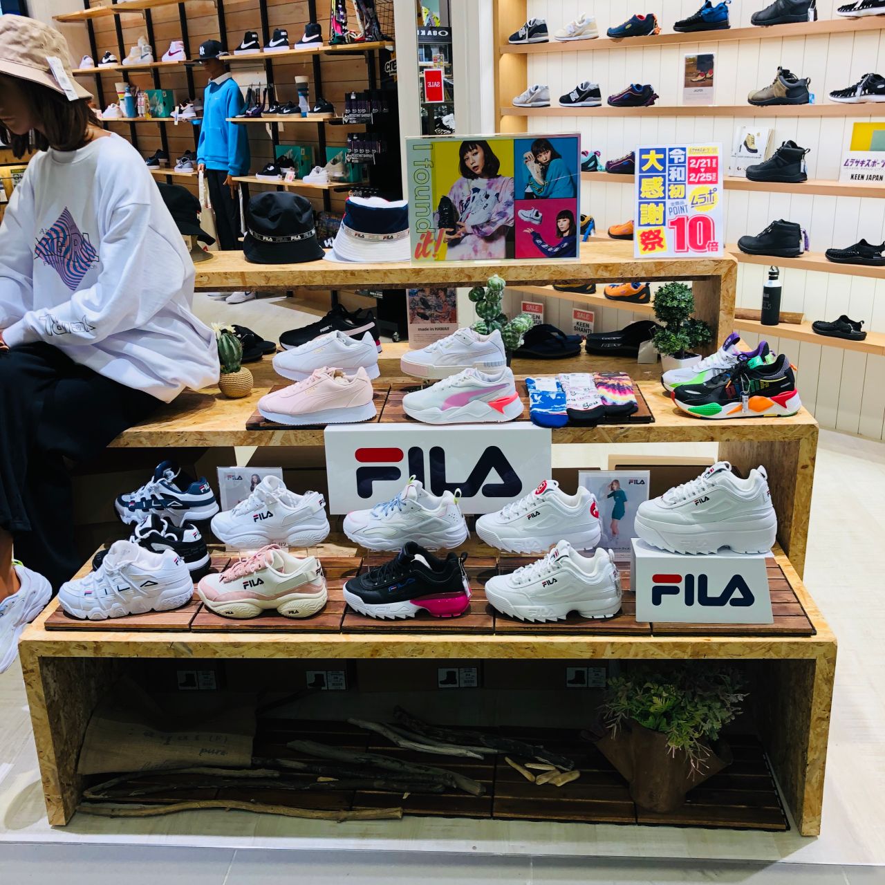 Filaから6 厚底スニーカー登場 浦添パルコシティ店 Shop News ムラサキスポーツ Murasaki Sports公式サイト