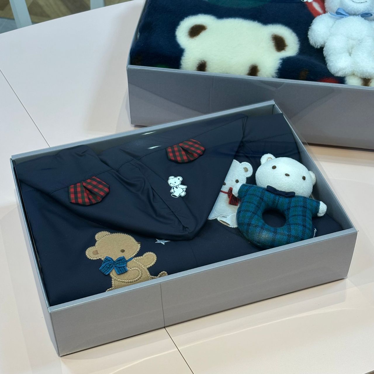 ネイビー クマ刺繍　familiar ファミリア　3WAYブランケット　ケープ ネイビー クマ刺繍 familiar ファミリア 3WAYブランケット