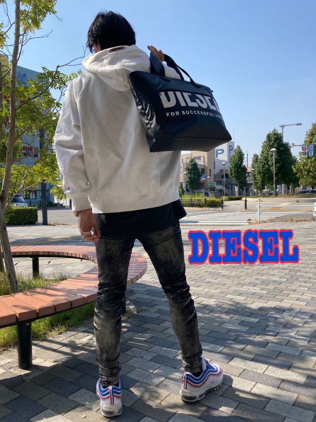 【DIESEL】ダブルD ショルダーバッグ｜ストリート×モード Diesel ダブルD ショルダーバッグ | ブラック | FARFETCH JP