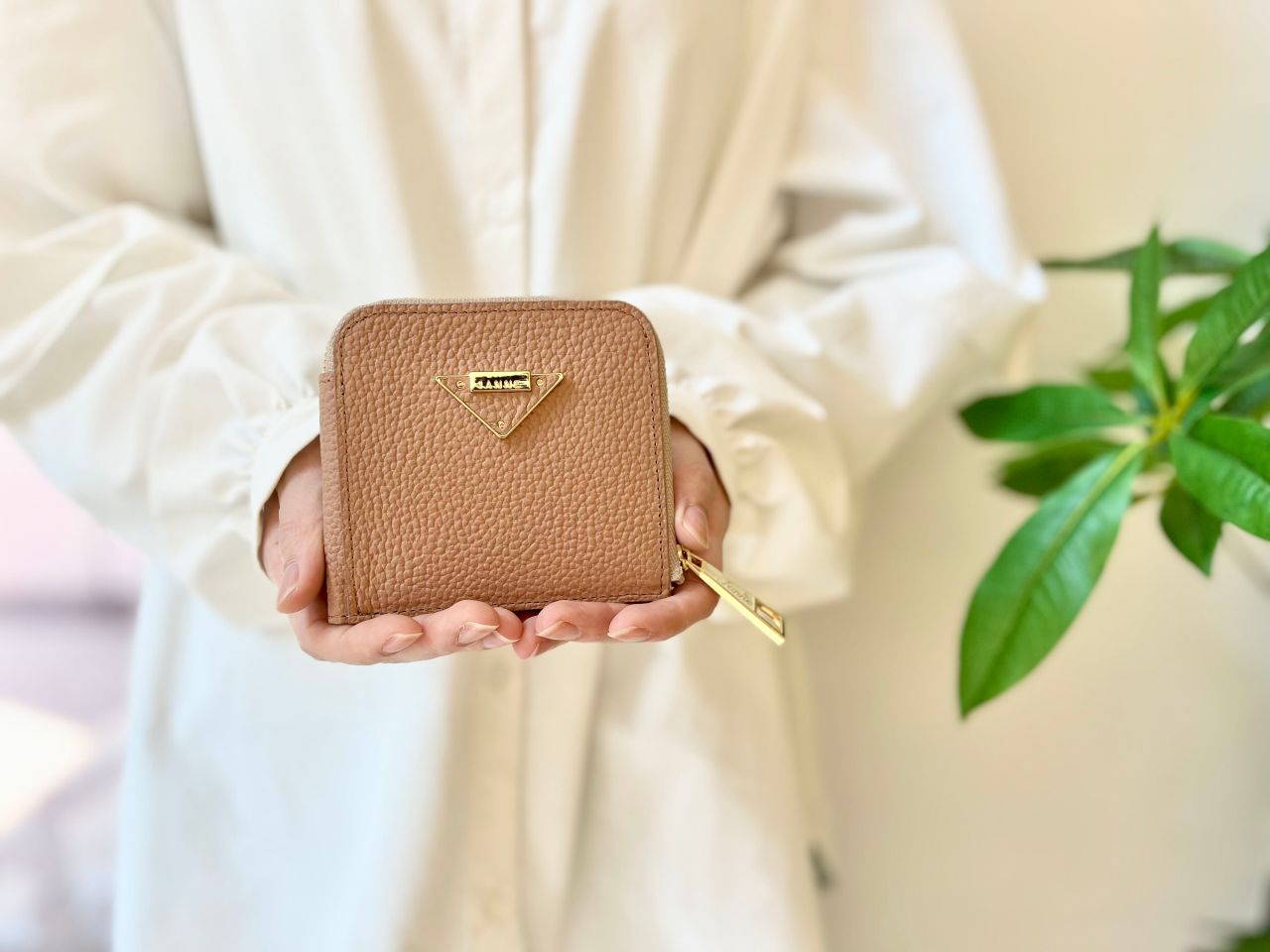 イアンヌ　パル　ポトゥリブラン 抜群の収納力！IANNE史上最も使いやすいコンパクトな二つ折りミニ財布