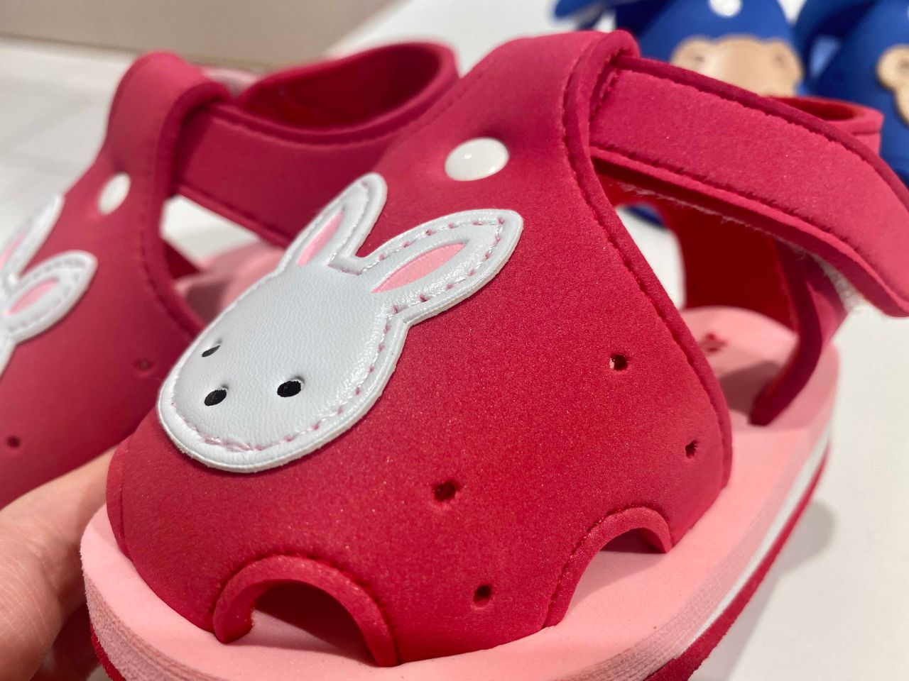 水遊びにもおすすめのサンダルのご紹介♪｜ファミリア伊勢丹新宿店