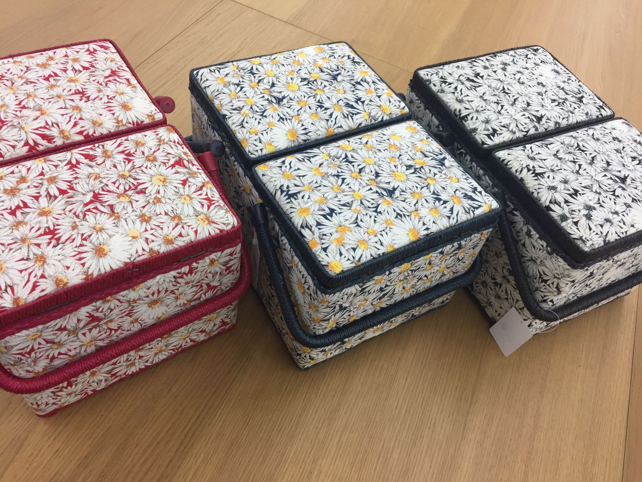 茶春慶塗りの衝立、茶臼、茶箱 茶臼、春慶塗りの衝立、茶箱