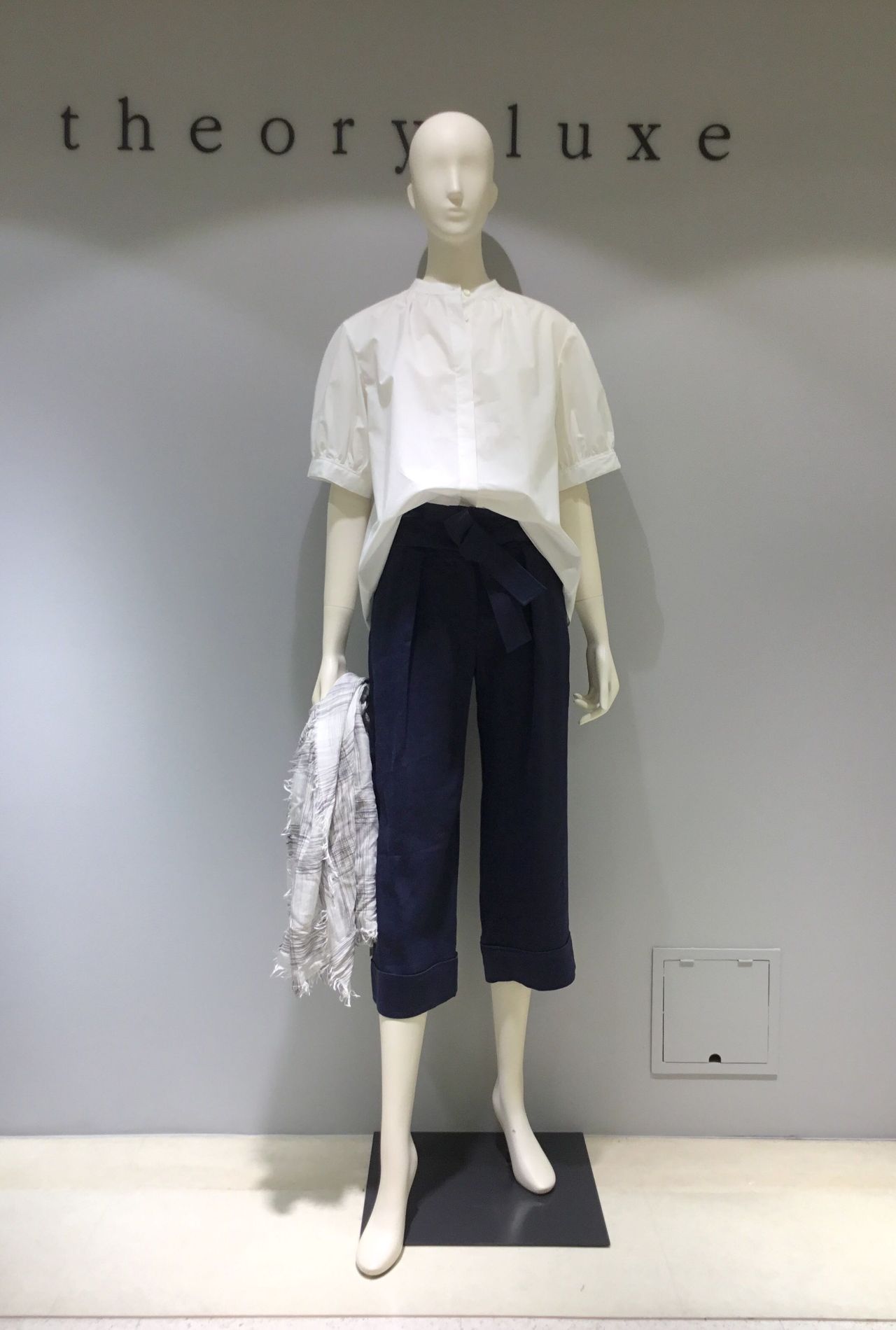 セオリーリュクス白ブラウス