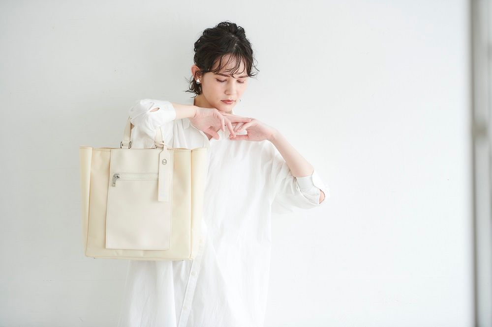 バッグの新調にオススメ♪撥水A4トート【KARAKURI/カラクリ