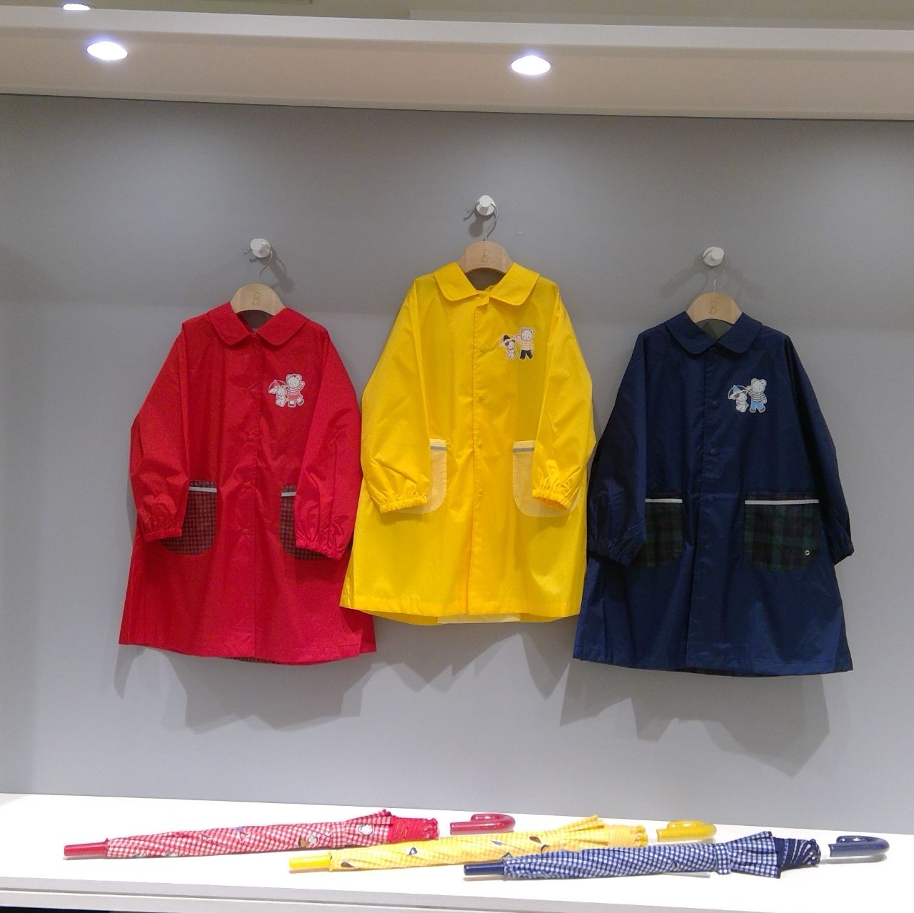 ファミちゃんのレイングッズで梅雨のおでかけを楽しもう｜ファミリア