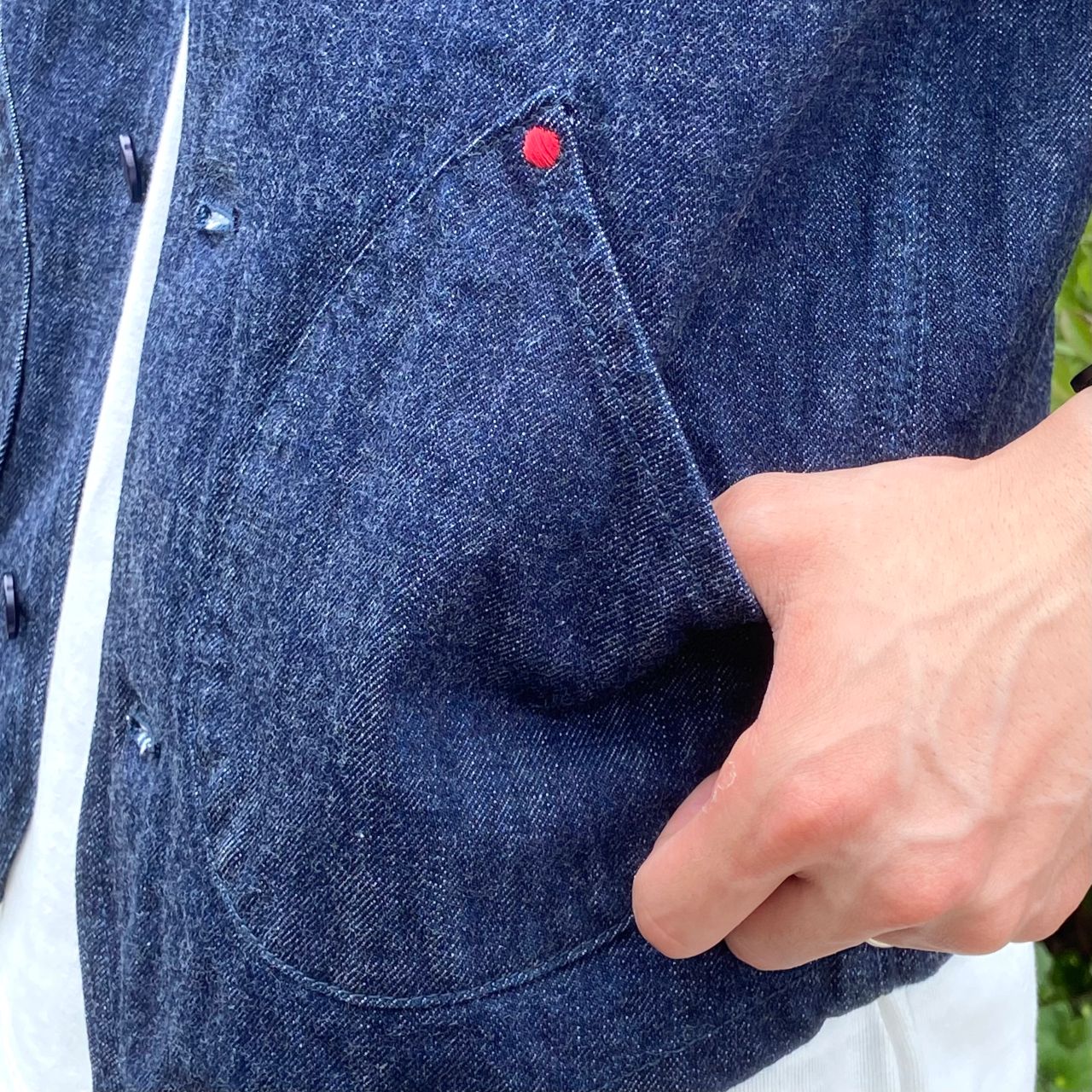 Tシャツ1枚が寂しいあなたへ。さらっと羽織るデニムベスト｜MOMOTARO