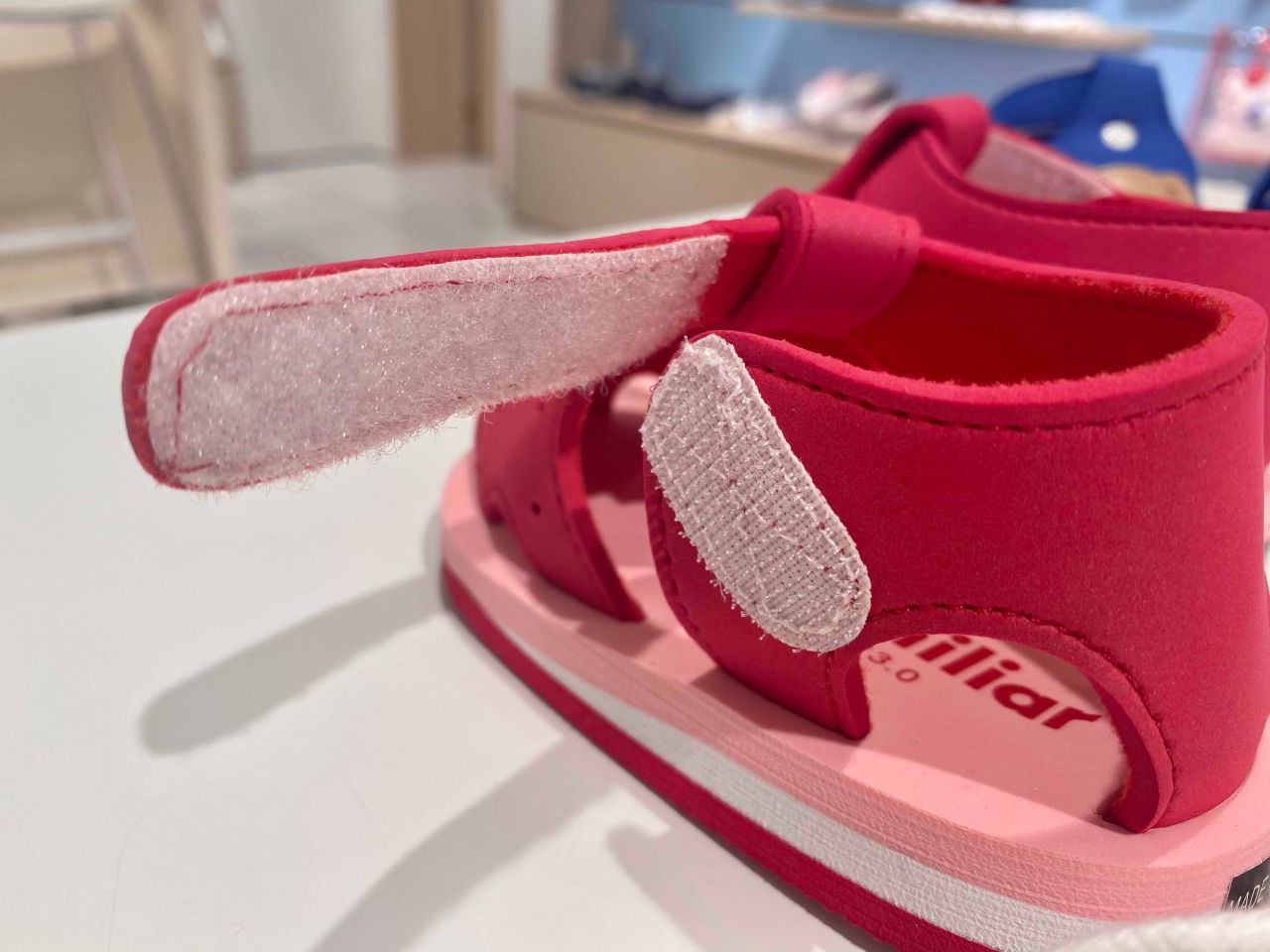 水遊びにもおすすめのサンダルのご紹介♪｜ファミリア伊勢丹新宿店