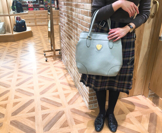 【美品】ATAO アタオ デイジー グレージュ レザー トートバッグ fb7fea1f1b67fbdfb3ff307e0b791b