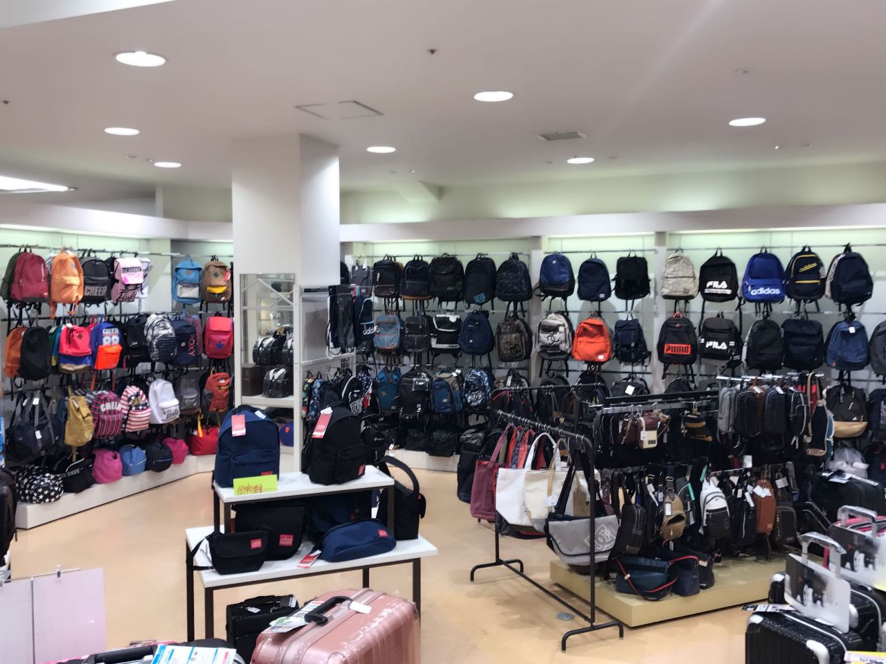 Fithouse沼津店 国内バッグ売り場の 前編 沼津店 フィットハウス公式ショップブログ Fithouseblog