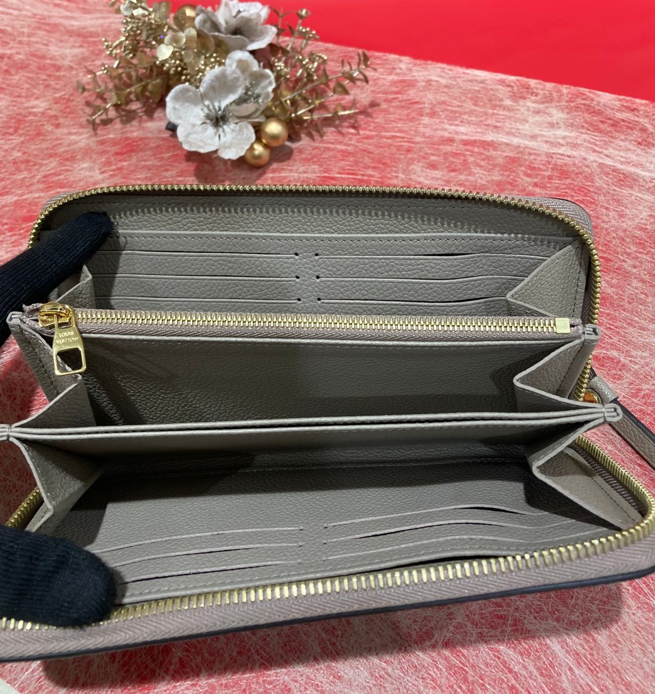 ♡クリスマス特別SALE♡ルイヴィトン♡コート♡総スパンコールスワロスキー♡ ルイヴィトンクリスマスおすすめ財布♪ 西尾店は21時30まで営業