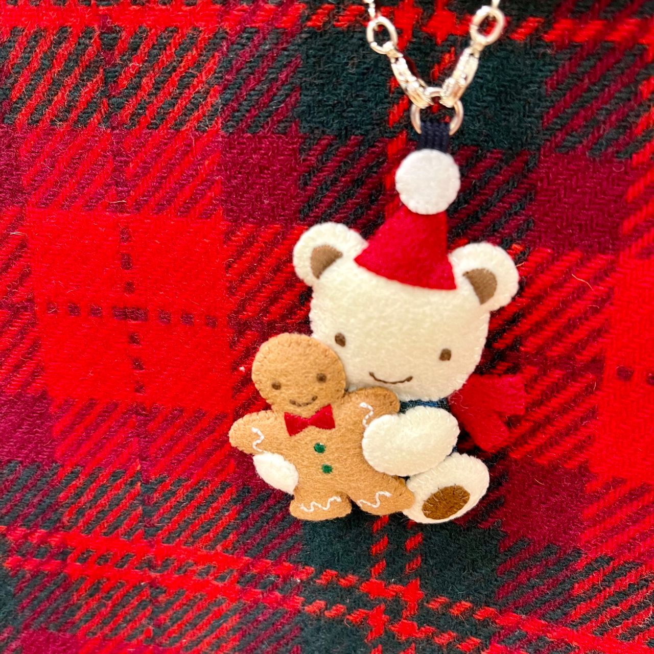 赤いクマと犬の刺繍キーホルダー ファミリア 西宮阪急】大人も子供も使えるクリスマス雑貨*・。｜ファミリア西宮