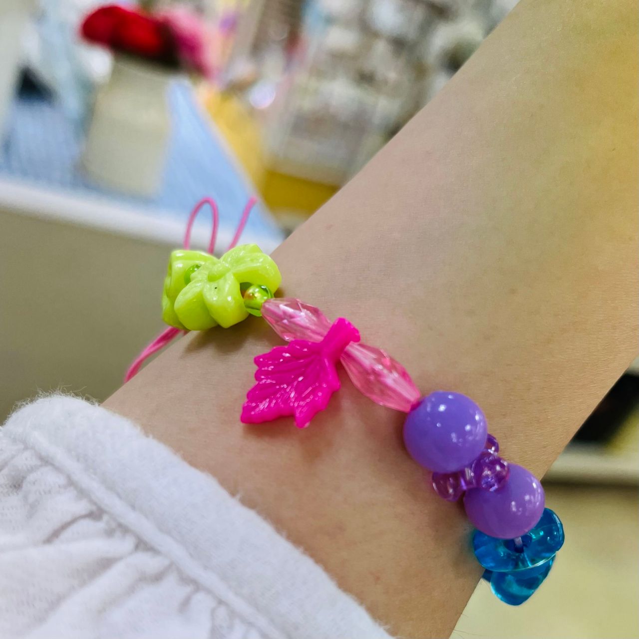 キャンディビーズで簡単手作りブレスレット 本店 服飾館3階bフロア ビーズ 装飾雑貨 生地 手芸用品のオカダヤ Okadaya 公式ショップブログ