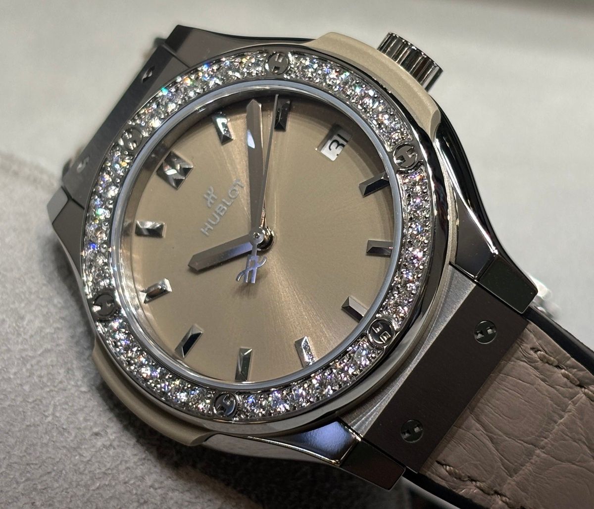 ウブロ】トープカラーのクラシックフ | 岡山拠点のトミヤ