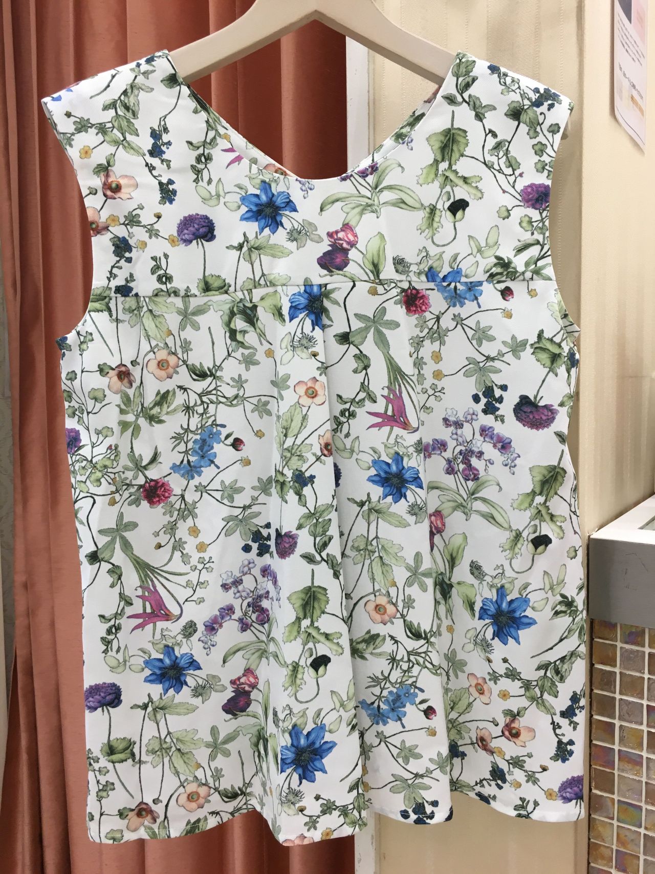 人気のファッショントレンド 上ボタニカル 柄 ブラウス