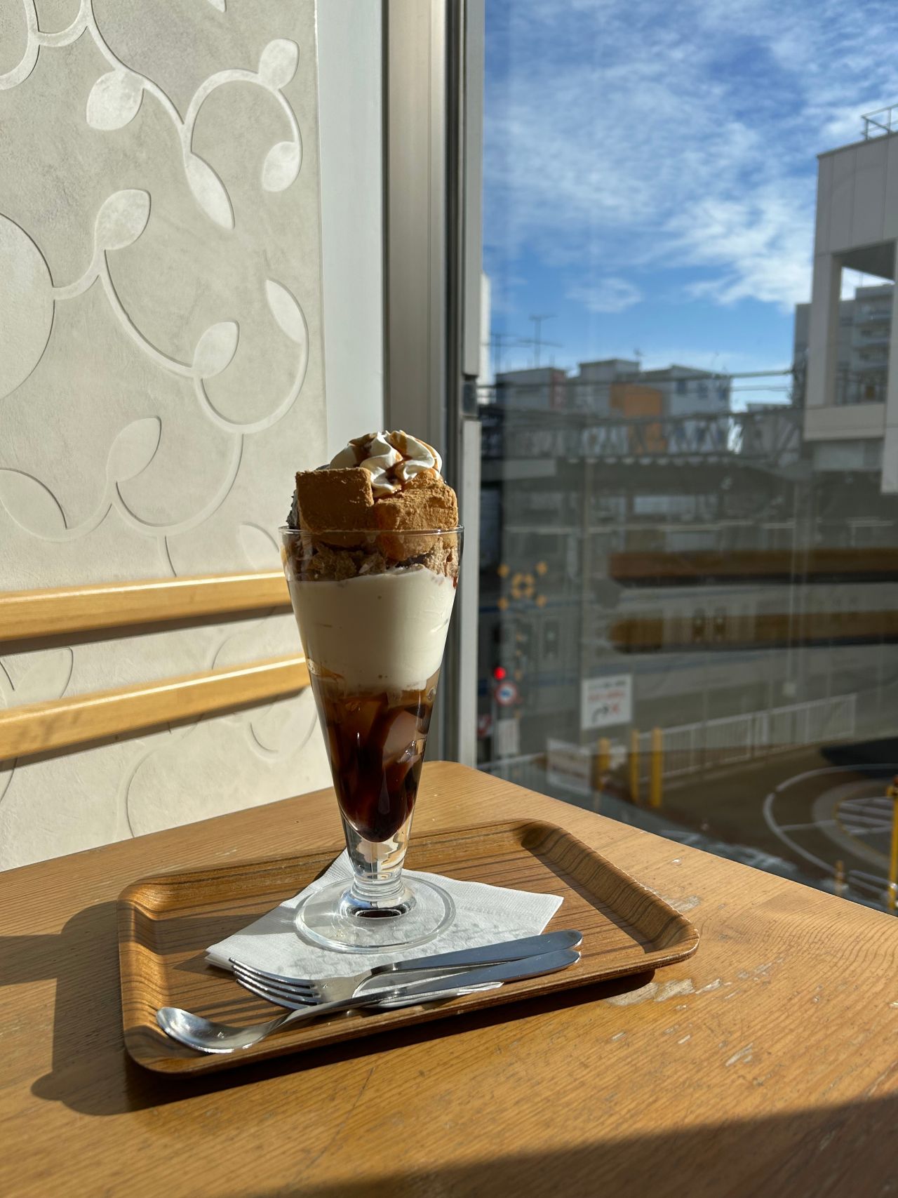 私のお気に入り「黒胡麻わらび餅パフェ」｜ナナズグリーンティー