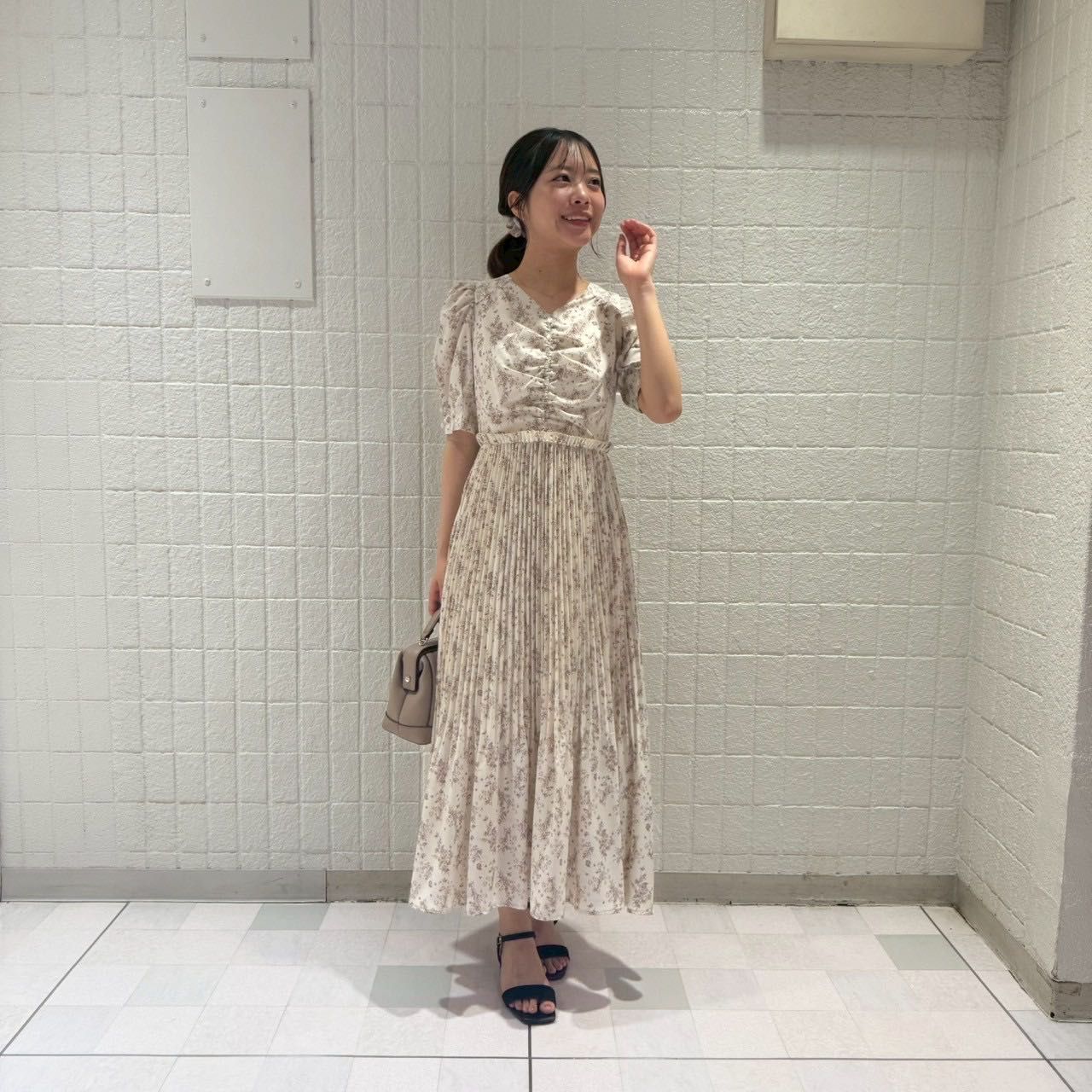 今から秋にかけて活躍のVネックフラワープリーツワンピース