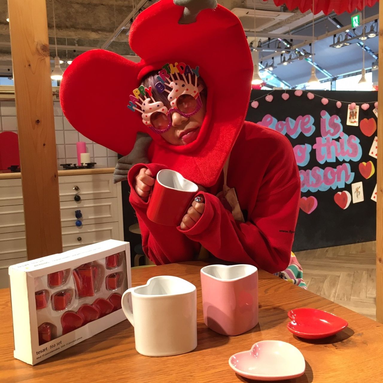 大幅値下げ❣️E.T. フィギュア 赤 フード付きジャケット ♥ミニチュア？本物？ハートなティーセッ | 表参道ストア