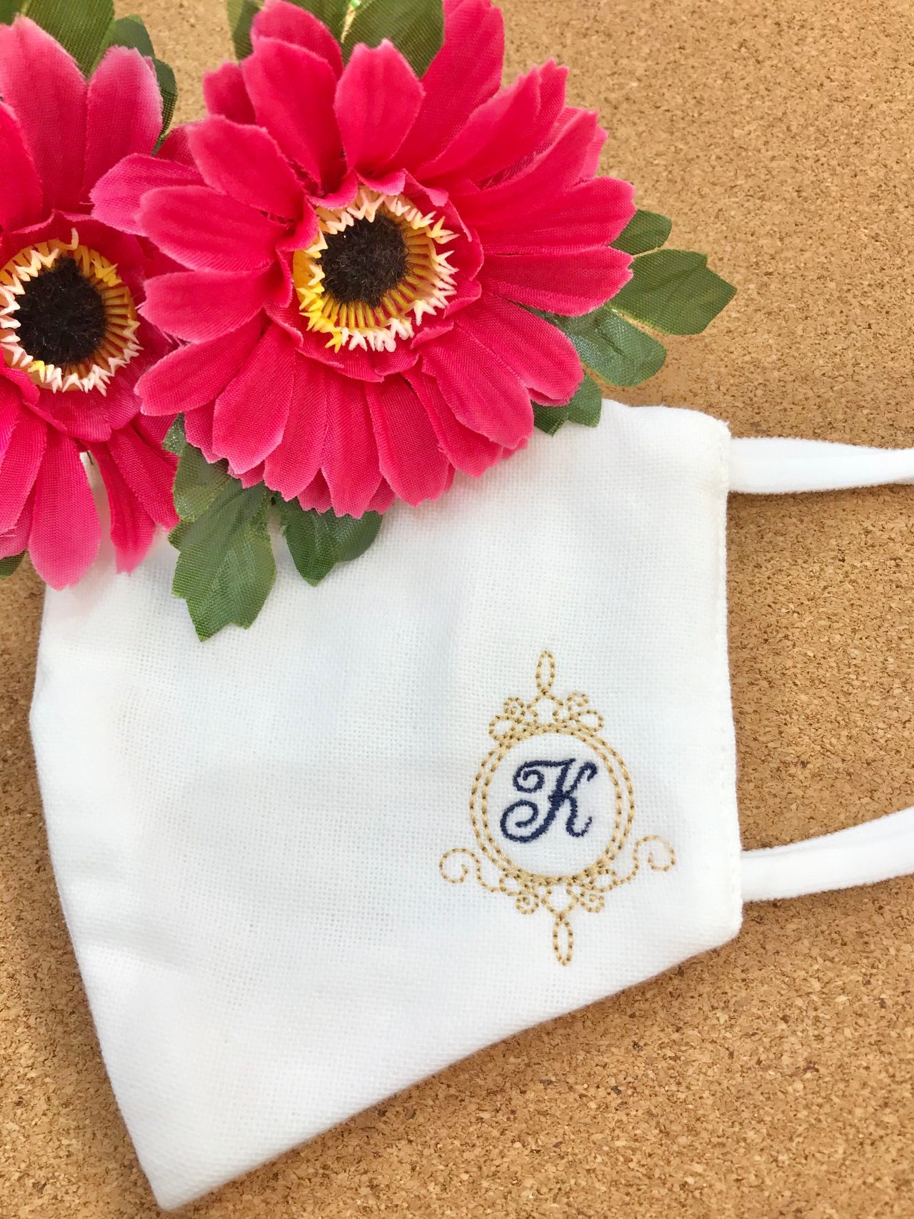マスクに上品なイニシャル刺繍 泉パークタウン タピオ タオル美術館ショップブログ マスクに上品なイニシャル刺繍 泉パークタウン タピオ タオル美術館ショップブログ