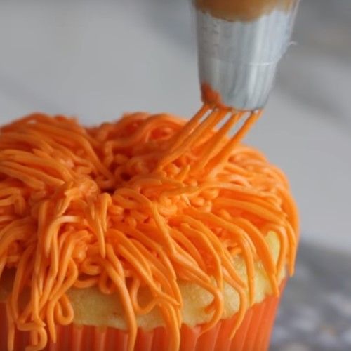 ハロウィンのフサフサモンスターカップケーキ | Wilton