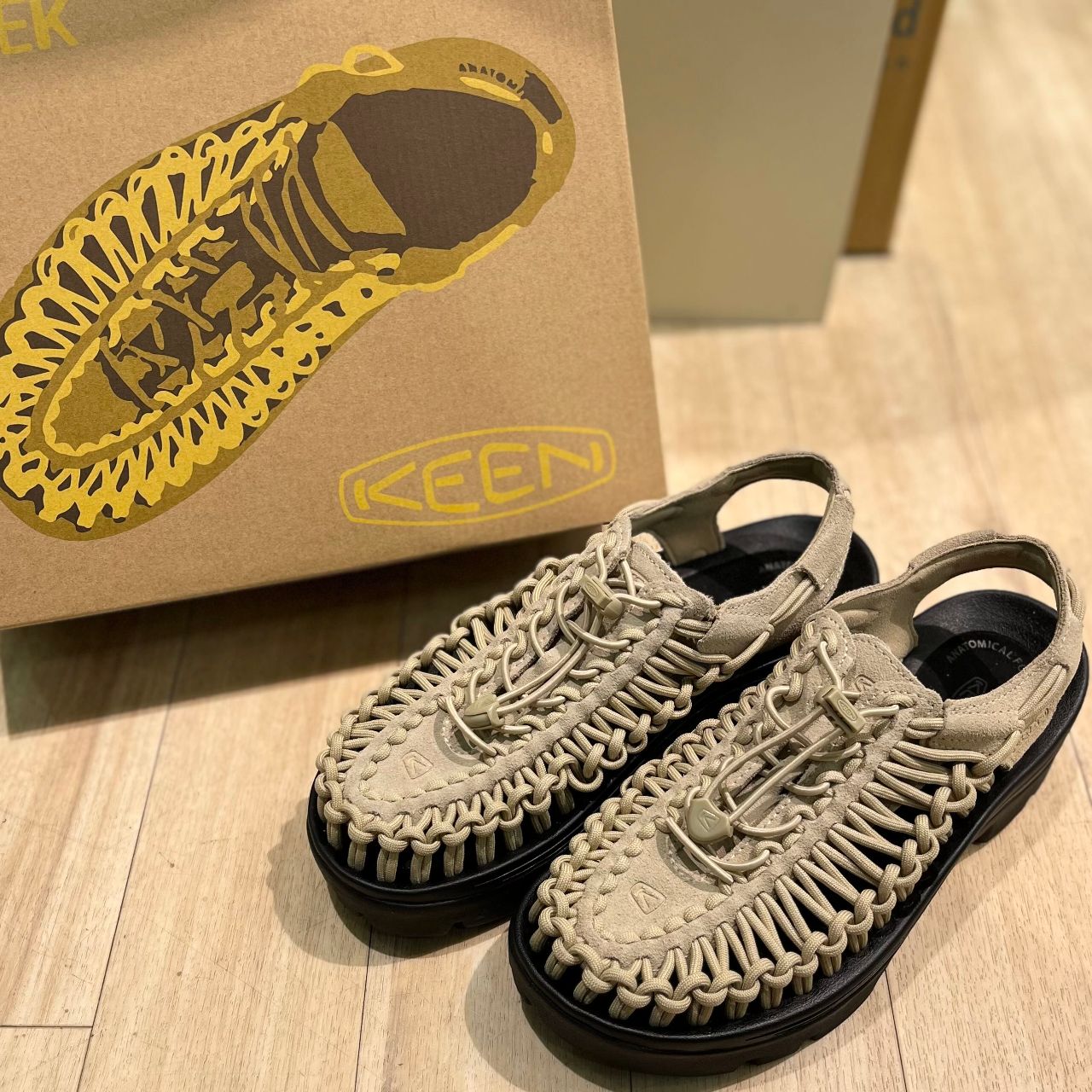 価格は安く KEENのユニーク×厚底 靴