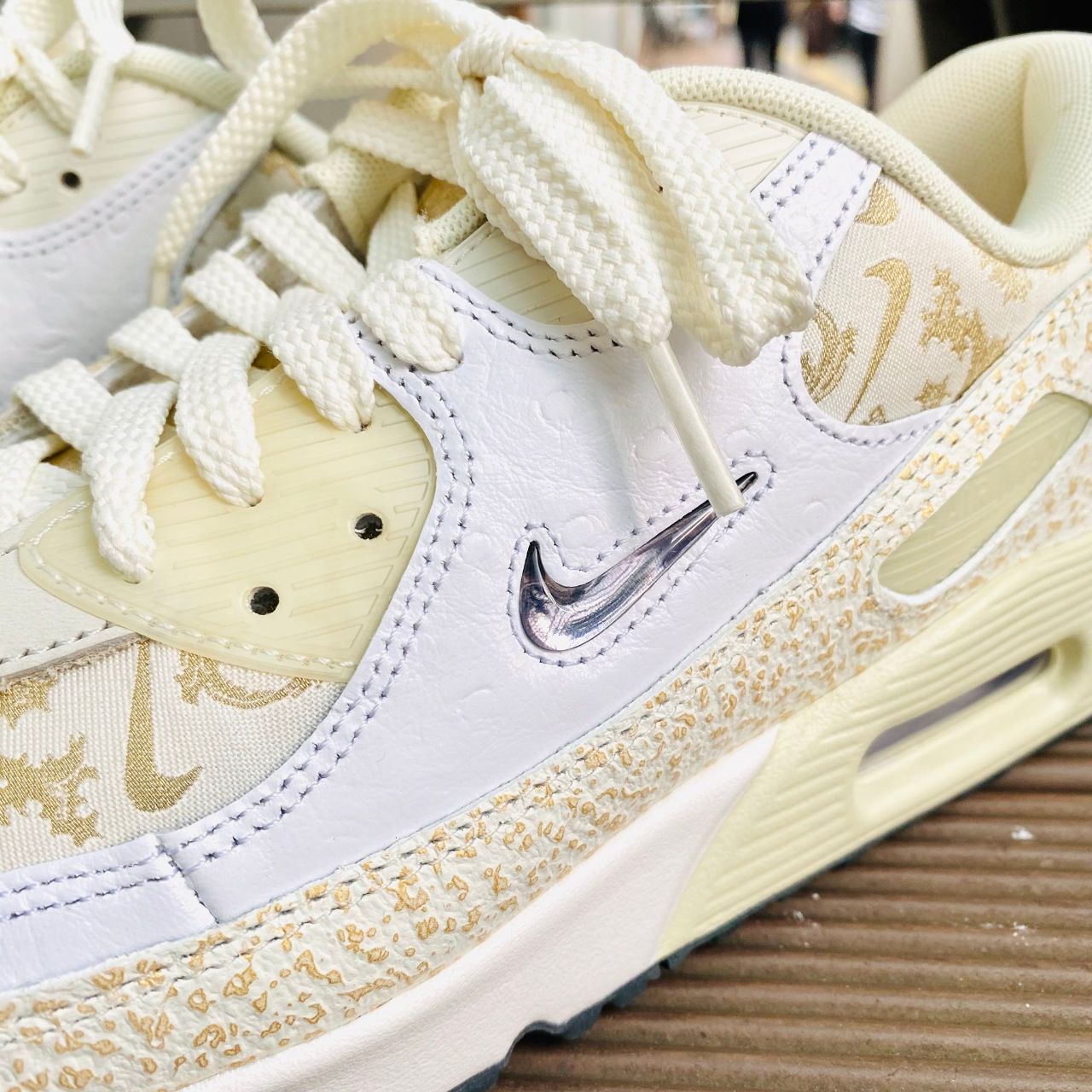 NIKE】