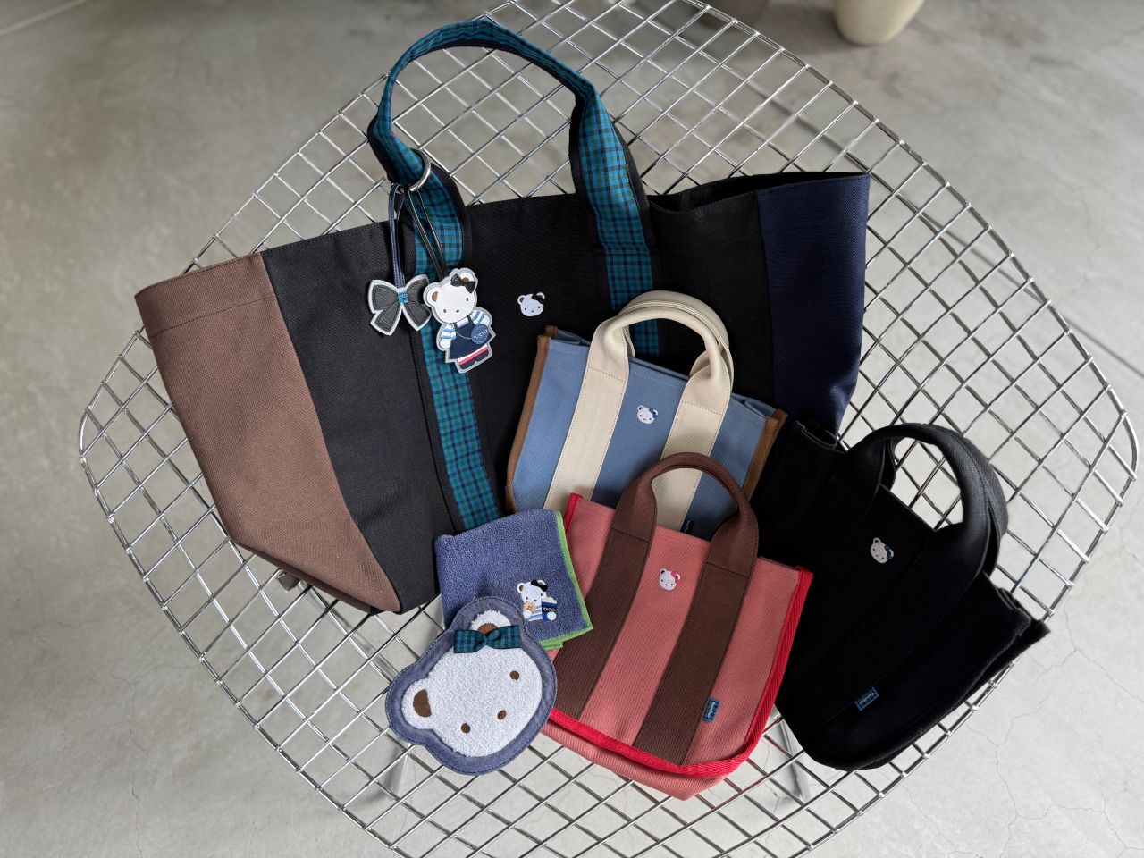 地域限定アイテムを持っておでかけ☆彡｜ファミリアプレスの公式ブログ