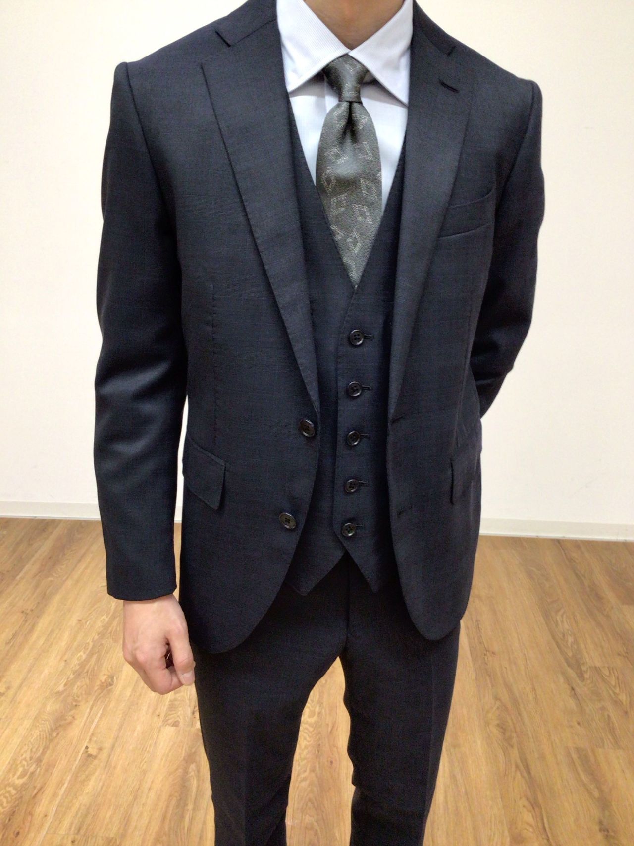メンズスーツ】セレモニーやビジネスシーンで風格UP！｜THE SUIT