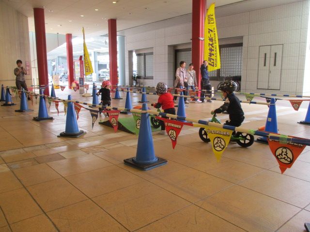 ストライダー無料試乗体験会 ムラサキスポーツ海老名店ビナウォーク5番館1f駅近 アドベンチャーゾーン ストライダー14xも試乗できます Ride Life Magazine ムラサキスポーツ ムラサキスポーツ Murasaki Sports公式サイト