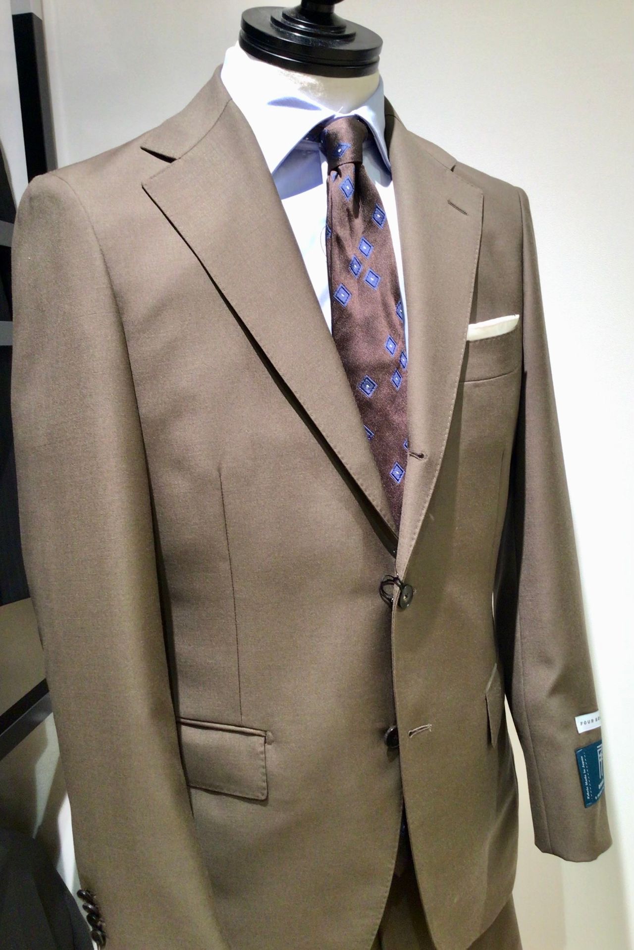 【SALE】チエイマイ　皇室御用達ブランドビジュー釦ニットスーツ 金のスーツ 紺シャドー スリム JUNKO SHIMADA JS homme ブ