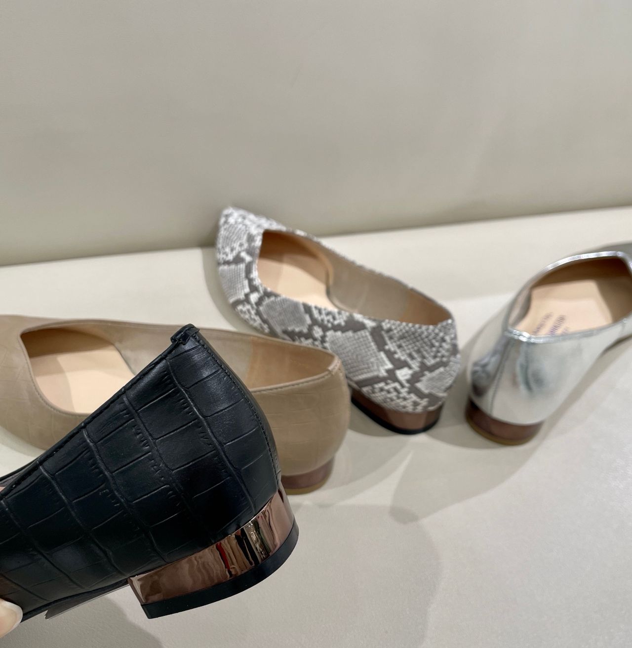 ✴︎未使用✴︎GINZA WASHINGTON 銀座ワシントン　パンプス　晴雨兼用 楽天市場】パンプス ローヒール ポインテッドトゥ Vカット 歩き