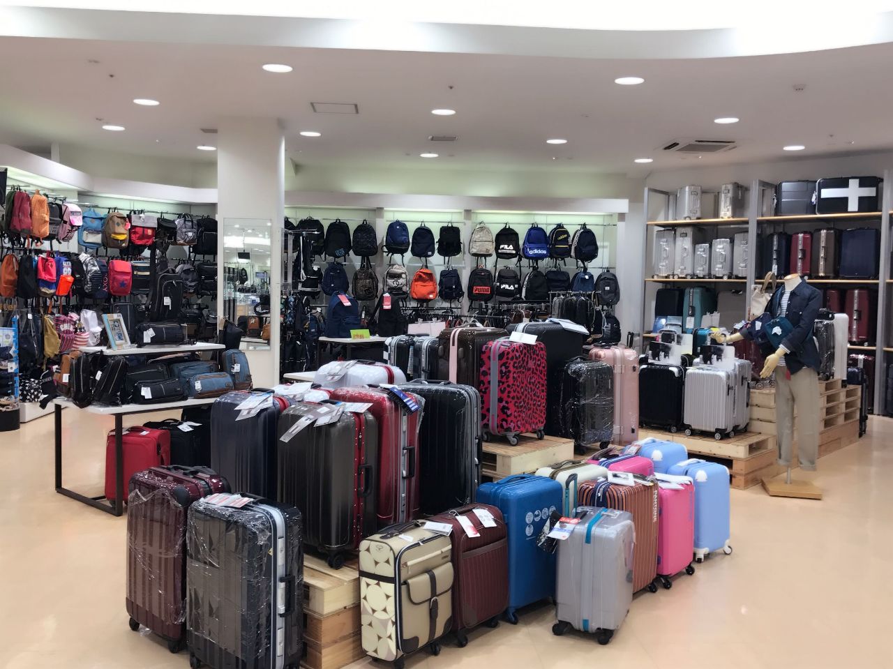 Fithouse沼津店 国内バッグ売り場の 前編 沼津店 フィットハウス公式ショップブログ Fithouseblog