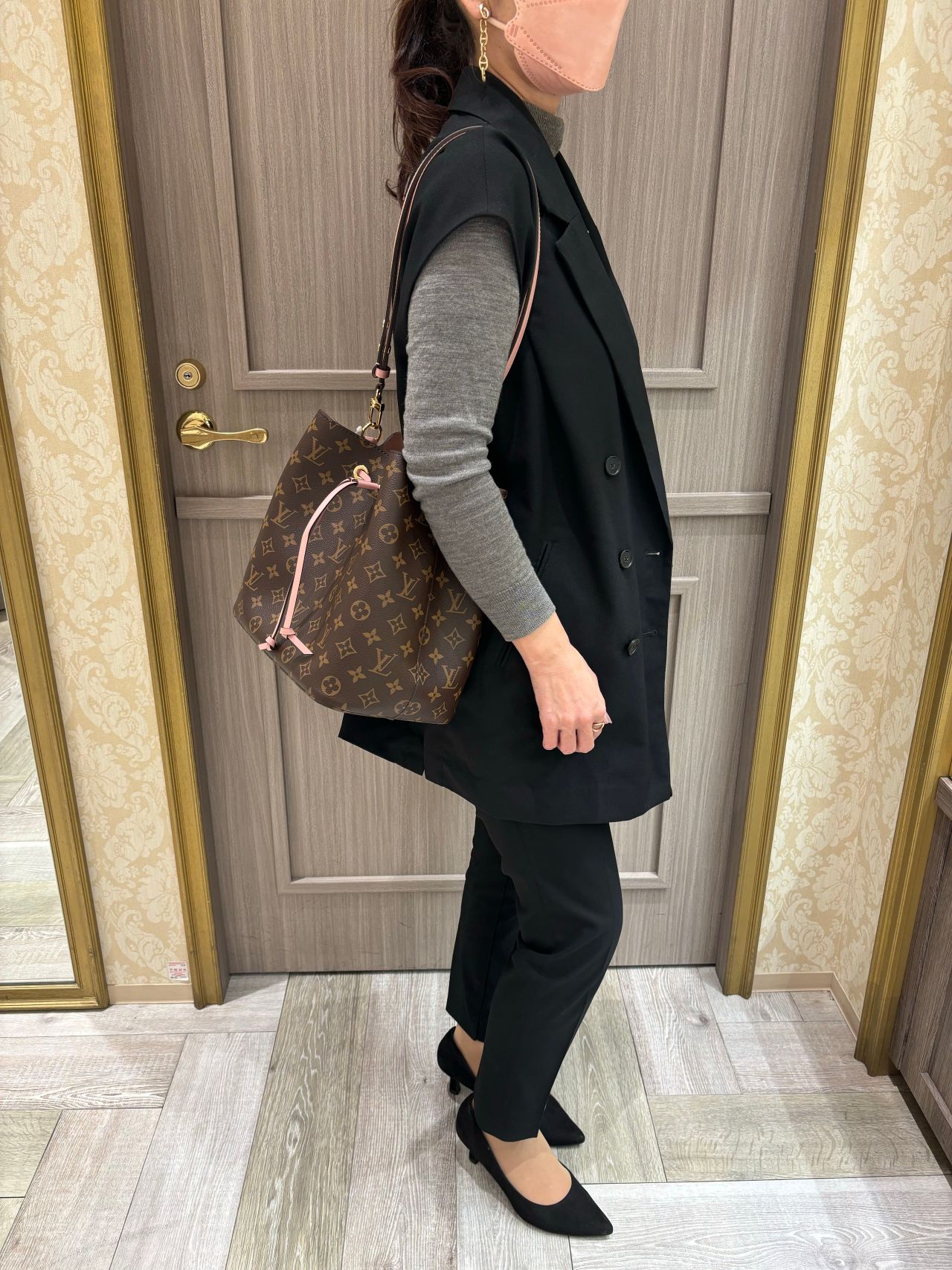 流行りなく使えるダミエ柄 抜群の収納力 Louis Vuitton ネオノエ ダミエ ネオノエ 詳細情報とお値段【ルイ・ヴィトン・ナビ！】