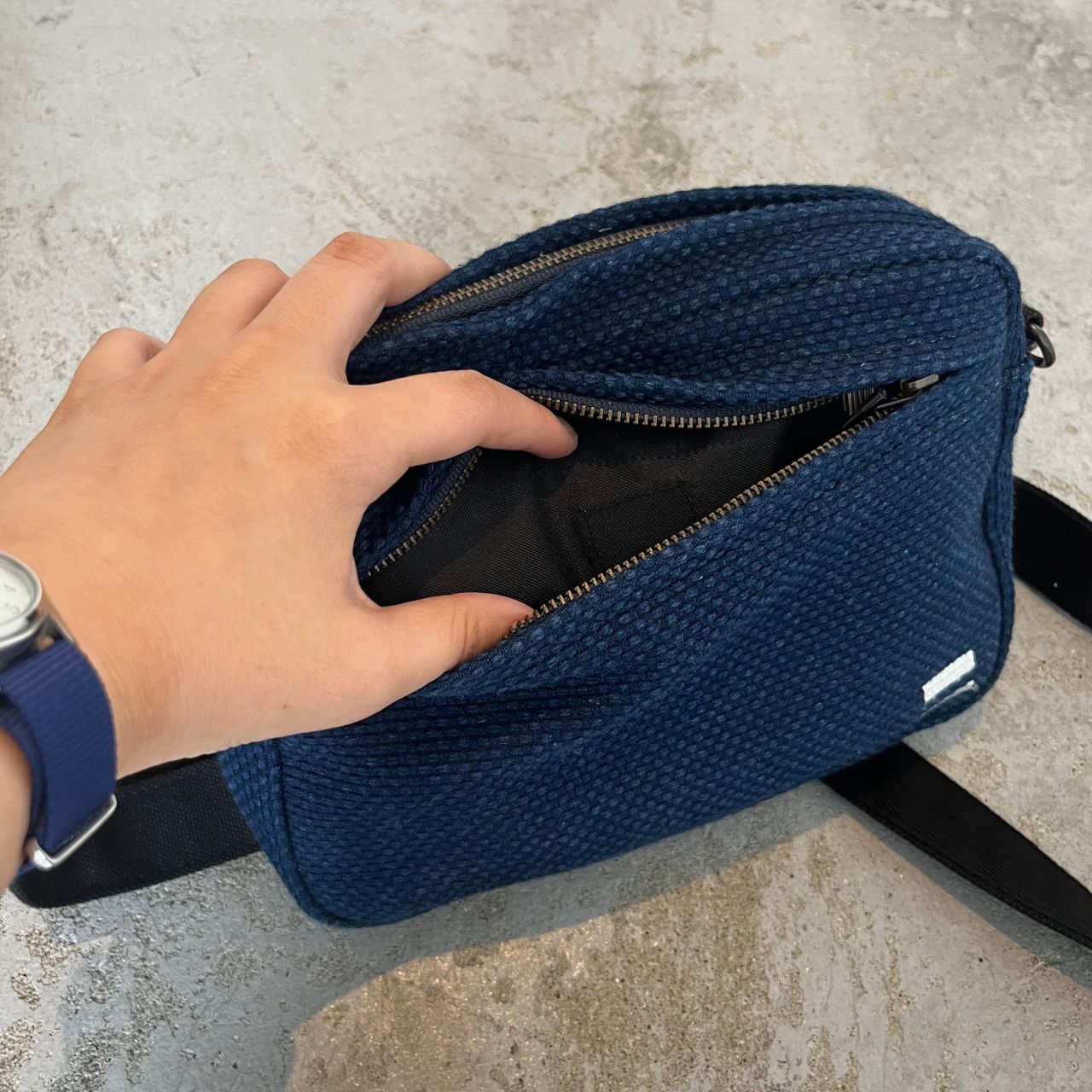 桃太郎ジーンズ　刺し子　ショルダーポーチ　ショルダーバッグ　ブルー デニムショルダーポーチ♪♪｜MOMOTARO JEANS MOMOTARO JEANS