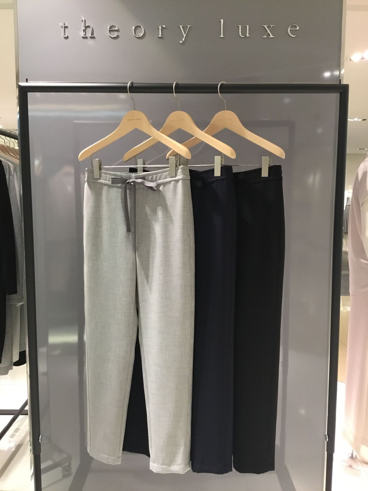 NEW素材の洗えるパンツ～細身編～ | 新宿小田急店 | Theory luxe  