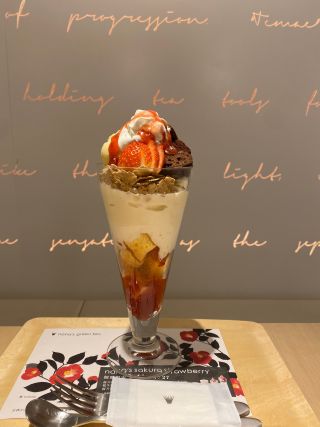 ルミネエスト新宿店限定！「苺のチョコブラウニーパフェ」｜ナナズ