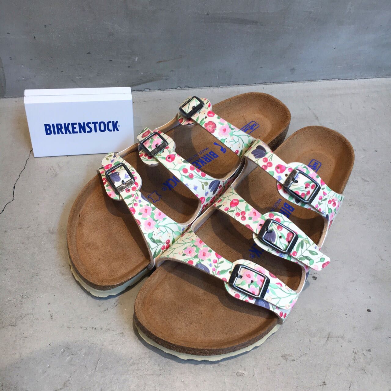 BIRKENSTOCK フラワーデザインサンダル 38 ビルケンシュトック、立体的なフラワーモチーフをあしらった新作