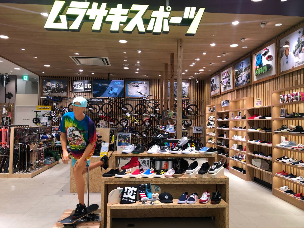 店内紹介 スケートボード都内最大級の品揃え Ride Life Magazine ムラサキスポーツ ムラサキスポーツ Murasaki Sports公式サイト