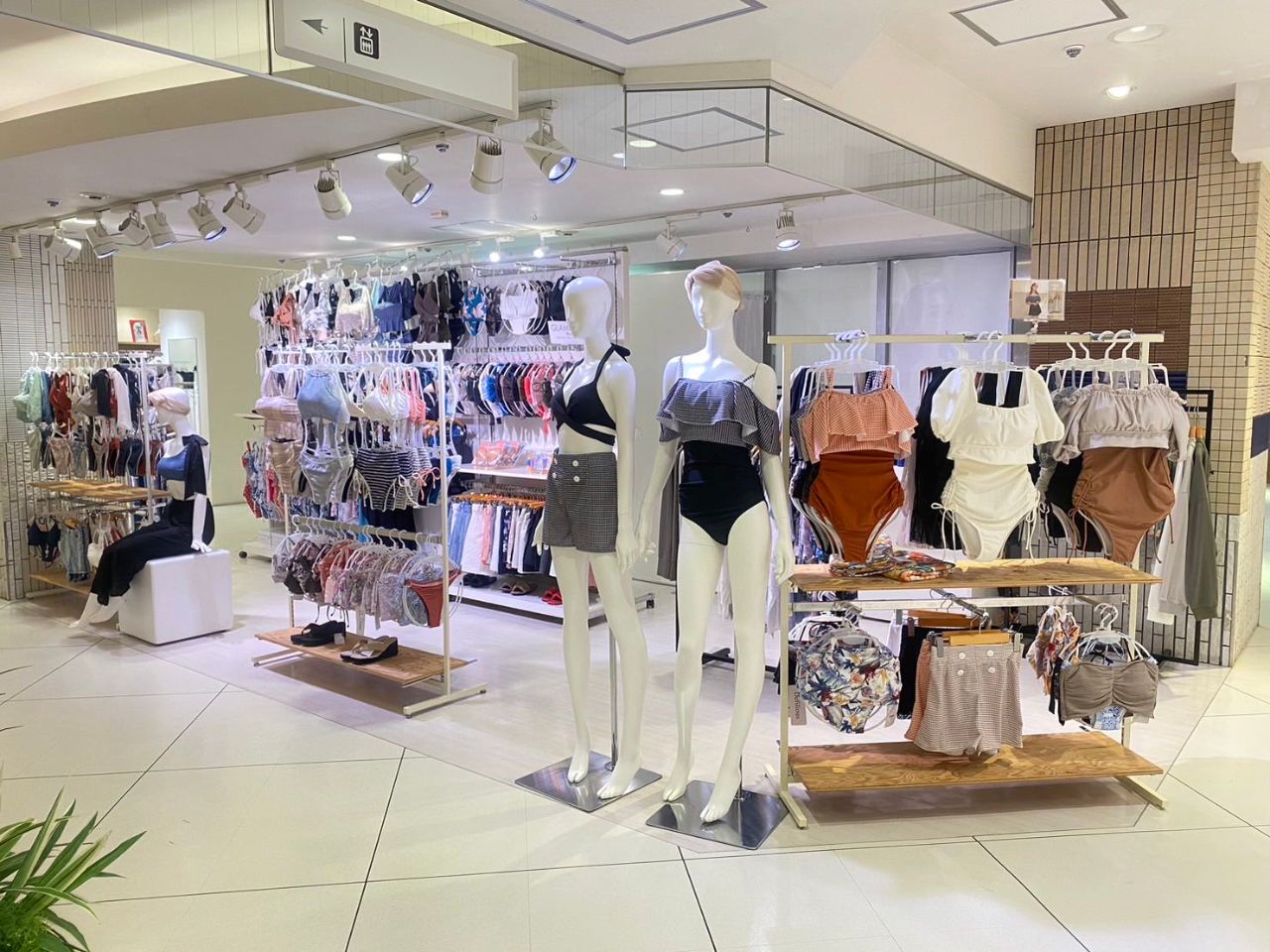 大人気オフショル水着♡再入荷致しました | ルミネエスト新宿店