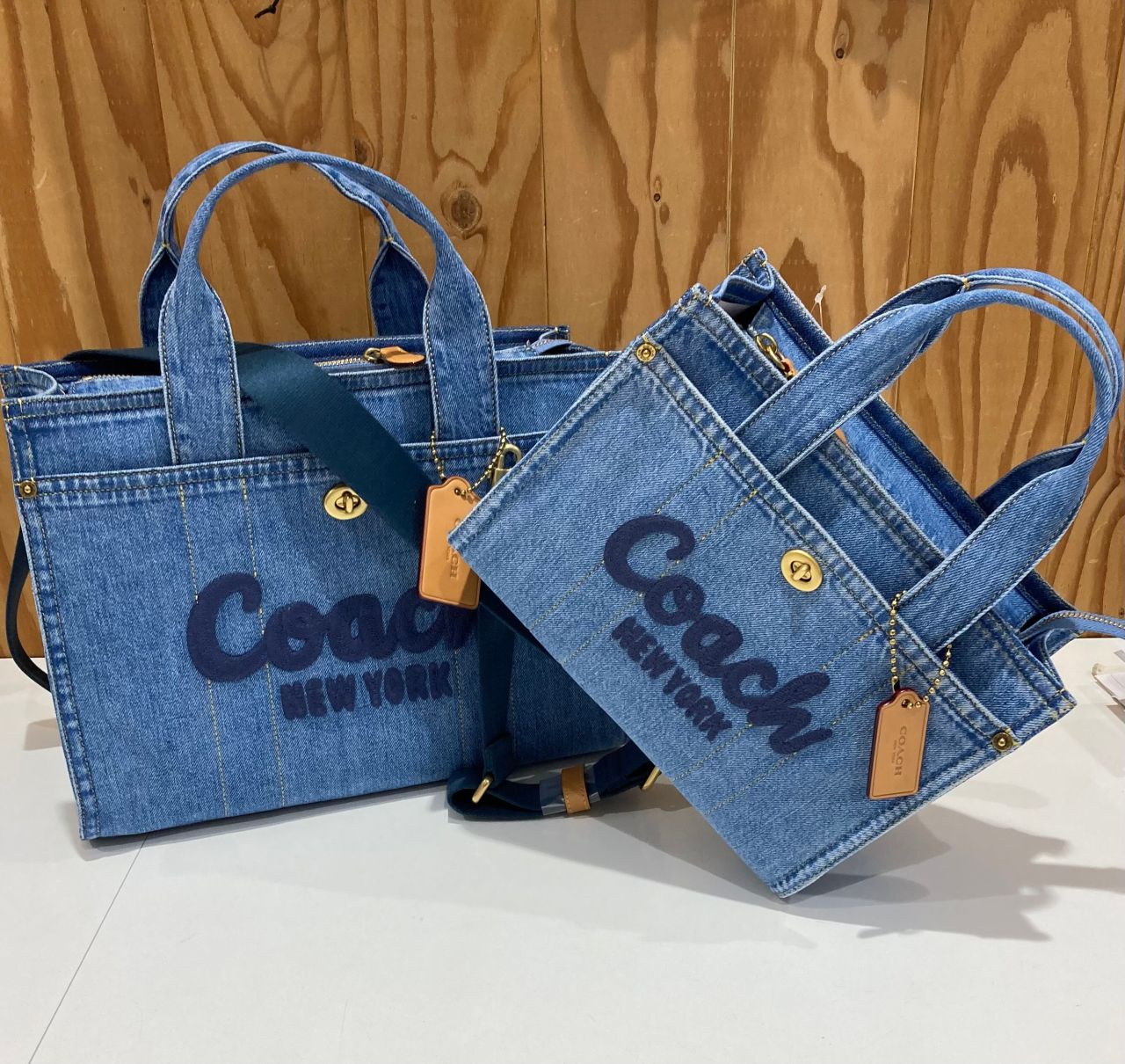 コーチ】大人気カーゴトートにデニムが入荷致しました☆ | ヴェルサ 