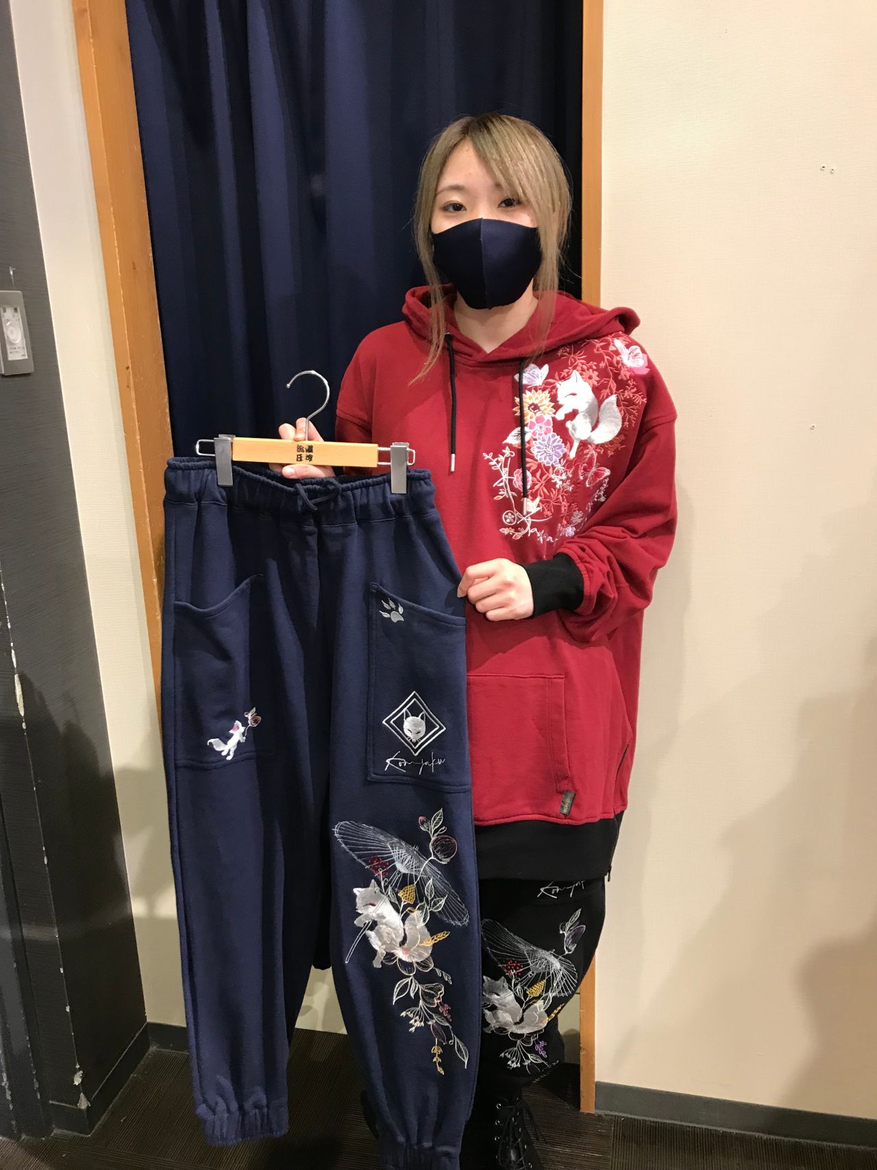 パンティー香 生成色のシンプルなサルエルパンツ 香しい