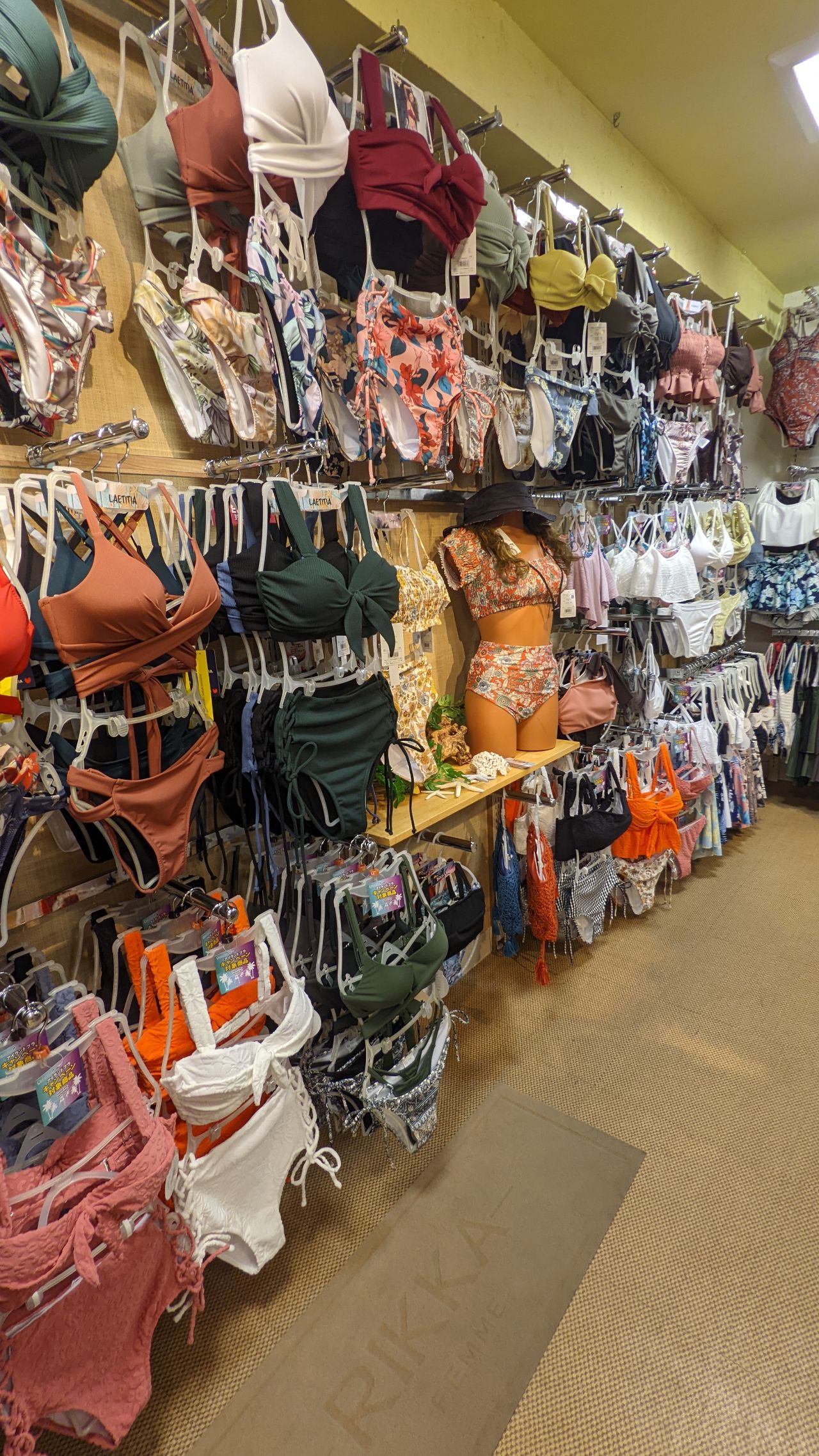 ムラスポ八王子 レディース メンズ 水着ミズギ ビキニ トランクス ラッシュガード サンダル シュノーケリング西東京エリア地域最大級の品揃え 八王子 立川 町田 日野 多摩 ビラボン クイックシルバー ロキシー ハーレー ルーカ ボルコム リップ