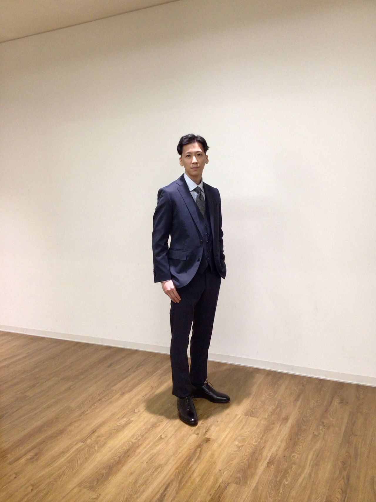 メンズスーツ】セレモニーやビジネスシーンで風格UP！｜THE SUIT
