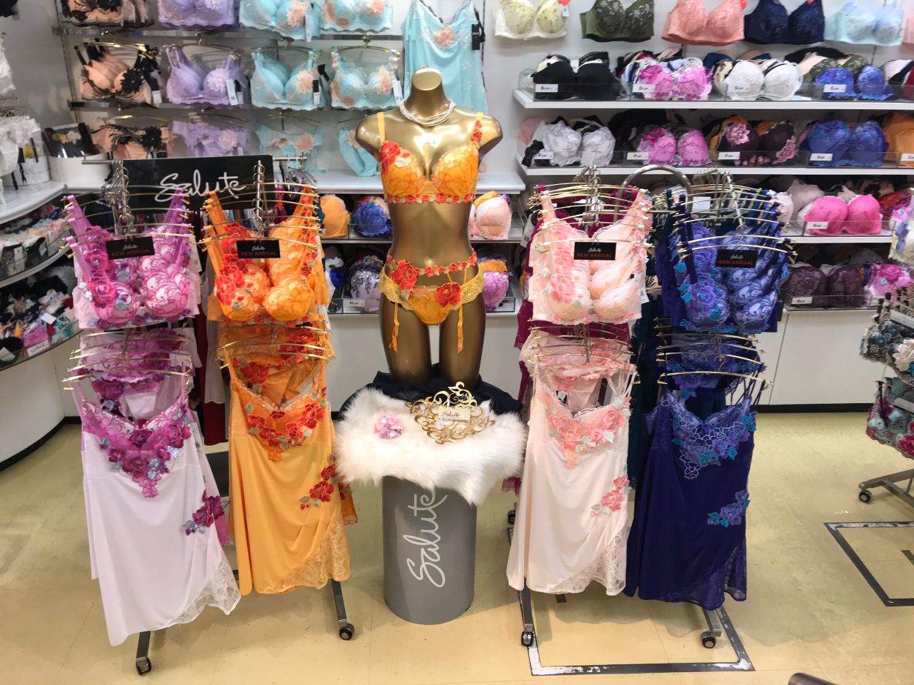 ワコール☆Iカップまで サルート定番に新色入荷！ | グラマー