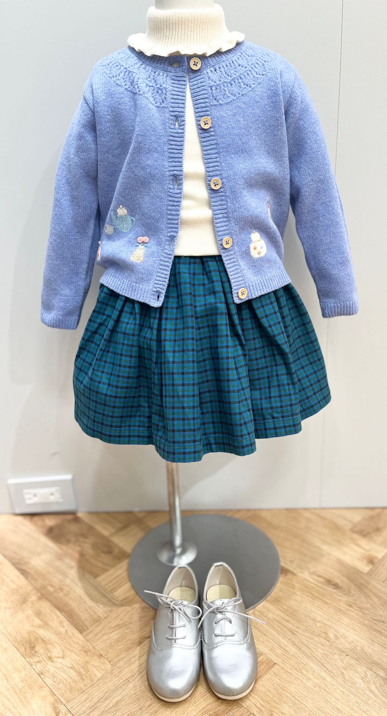 ファミリア　お出かけコーデ　130 女の子　カーディガン　ブラウス　スカート ファミリア お出かけコーデ 130 女の子 カーディガン ブラウス