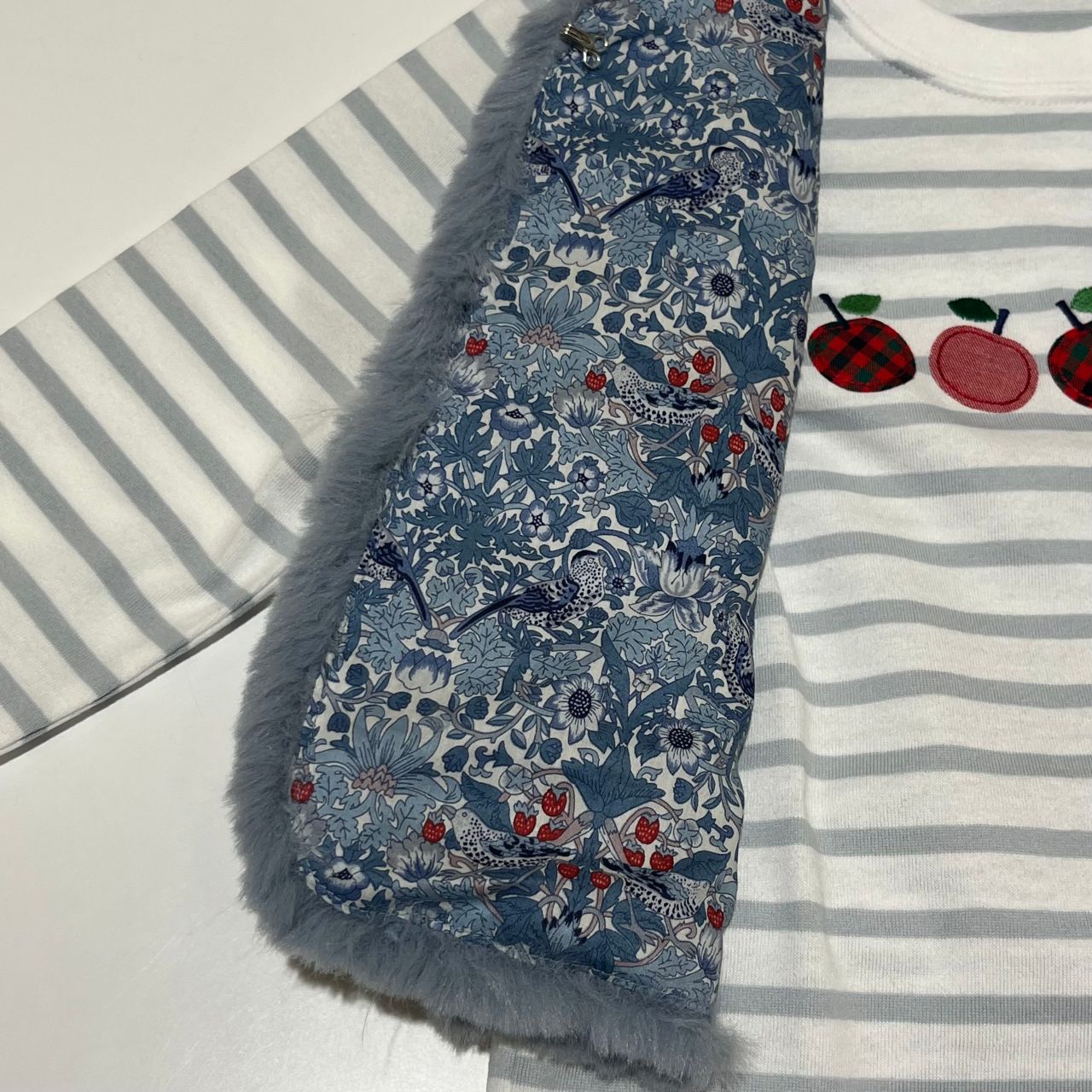 ファミリア♡完売品♡セーター♡110♡新品 新作ニットと合わせてノベルティの「保冷ショッピングバッグ」が